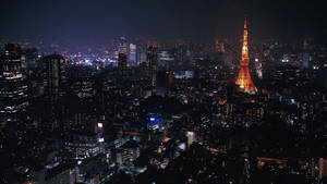 夜の街中にある東京タワーの航空写真の壁紙