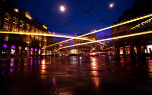 夜の街の建物と通りの壁紙