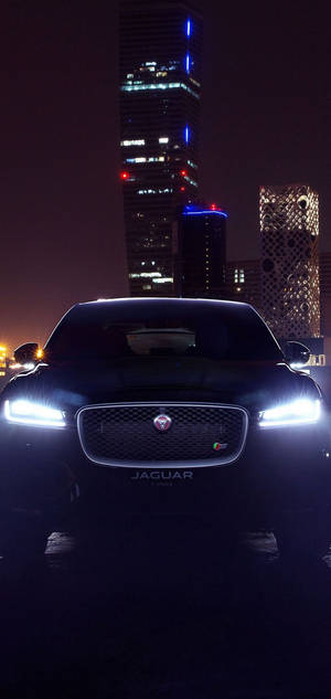 夜のジャガー車、ヘッドライトを灯した壁紙