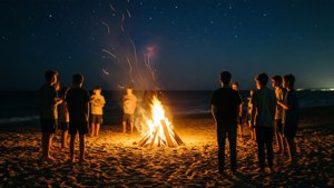 『波のうねり』の中で、10代の若者たちがビーチの焚き火の周りに集まっている。