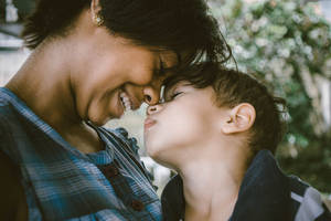 母の日に、母親と息子の美しく親密なひとときを捉えた壁紙。
