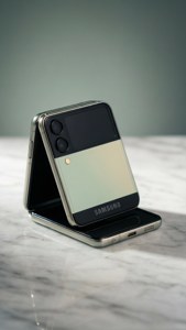 コンパクトなデザインを強調した、大理石の上に置かれたZ Flip 5のスタイリッシュなプロダクトショット。