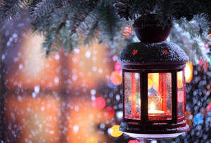 寒いクリスマスのランタン飾りの壁紙