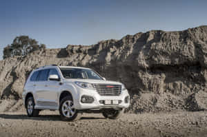 屋外に停車したスタイリッシュなHaval SUV — MacBook Pro 16 壁紙