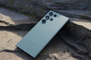 岩の上に置かれたSamsung S23 Ultra — Samsung galaxy s22 壁紙