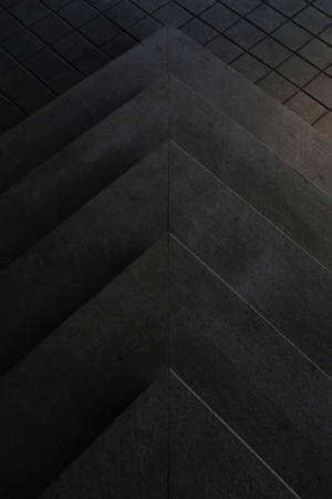 幾何学模様の三角形セメント ダークモード — 黒 壁紙