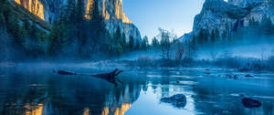 小川の流れる自然景観のウルトラワイド壁紙。