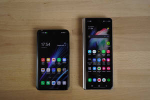 折りたたみOppoとSamsungスマートフォン
