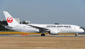 日本航空の飛行機が滑走路に駐機 — 日本 壁紙