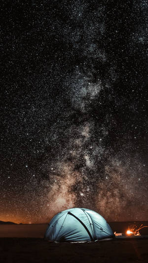 星空の下での美しいキャンプの壁紙