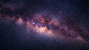 深宇宙に輝く星々と宇宙塵が織りなす鮮やかな星雲