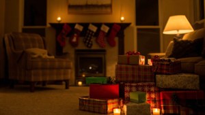 暖炉の前にある、さまざまな包装されたギフトの山と靴下。 — クリスマスプレゼント 壁紙