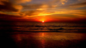 暗い海の夕焼けビーチ — エステティックビーチ 壁紙