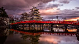 曇りの日の夕焼けに映える松本城 — 日本 壁紙