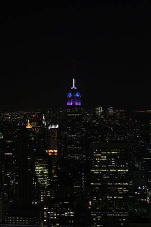 月明かりに照らされたニューヨークのエンパイアステートの夜景 iPhone用壁紙 — Xiaomi Pad 8 壁紙