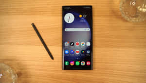 机の上のSamsung S23 UltraとSペン — Samsung galaxy s22 壁紙