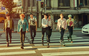 歩行者レーンでのBTSグループ写真の壁紙 — Bts グループ写真 GIF 壁紙