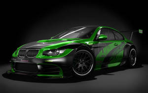 黒い部屋の壁紙に映えるグリーンとブラックのBMW M3スポーツカー
