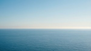 控えめな青のグラデーションが特徴の、ミニマルな海の水平線。 — 海 壁紙