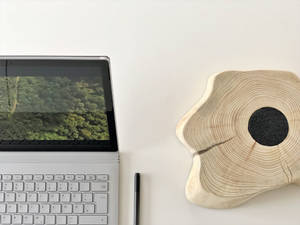 白と黒のノートパソコン — Surface 壁紙