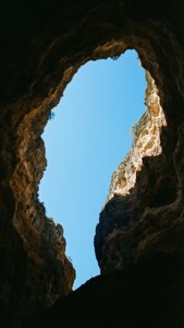 洞窟の中から見上げた空の眺め。 — 空の眺め 壁紙