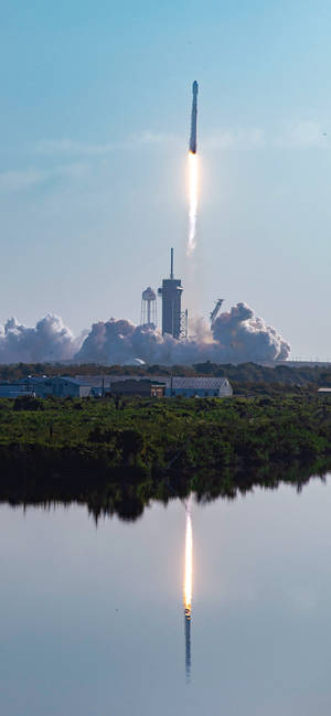 煙の雲を上げるロケット壁紙 — iPhone 17 壁紙