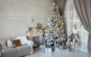 白い装飾が美しいクリスマスルーム — 居心地の良いクリスマスの美学 壁紙