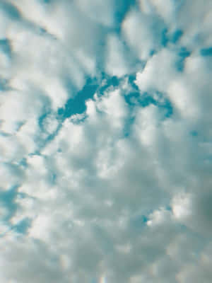青い雲の背景 — iPad Pro 12.9 壁紙