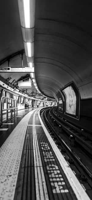 白黒のウォータールー駅の線路 — iPhone 13 Pro Max 壁紙
