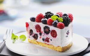 皿にのったベリーケーキの一切れの壁紙