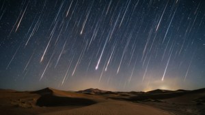 星空の夜の砂丘の上に降り注ぐ流星群。 — 空の眺め 壁紙