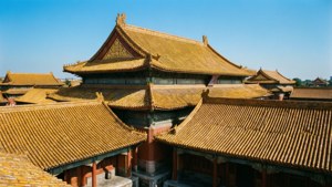 青空の下に輝く紫禁城の金色の瓦屋根 — 中国 壁紙