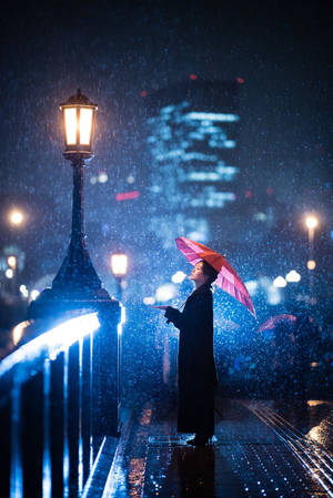 黒いロングドレスの女性がいる夜の雨ロック画面壁紙