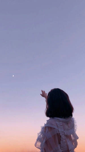 美しい空を背景にした電話の少女 — 美的な月 壁紙
