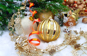 美しい金色のクリスマスオーナメント
