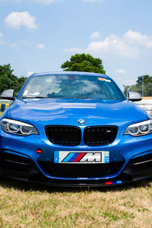 美しい青いBMWがレーストラックにて — Xiaomi Pad 壁紙