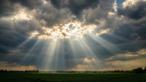緑の草原の上で雲間から差し込む太陽の光。 — 空の眺め 壁紙