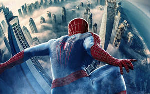 街のビルの上に立つスパイダーマンの壁紙