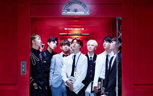 赤いエレベーターの中の可愛いBTSグループ — BTS 壁紙
