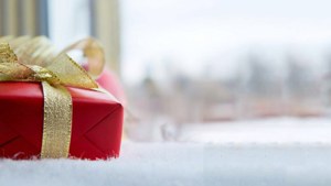 雪化粧した窓辺に置かれた、赤と金のクリスマスプレゼントのエレガントなクローズアップ。 — クリスマスプレゼント 壁紙