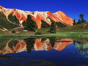 赤い山と湖の壁紙