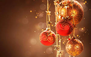 赤と金の華やかなクリスマスボール飾り — 赤いクリスマス 壁紙