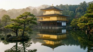 金閣寺とその水面への映り込み