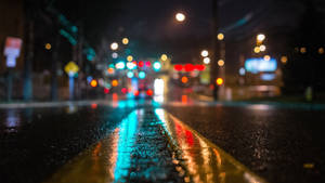 ぼやけた雨の夜の通りの壁紙
