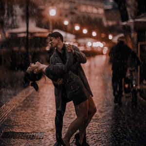 雨の中のカップルの写真