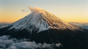 雪に覆われた山頂を照らす黄金色の夜明け。 — 日の出 壁紙