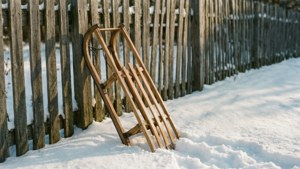 雪景色の中のヴィンテージの木製そり、ノスタルジック。 — クリスマス エステ 壁紙