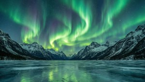 美しい緑のオーロラが、雪を頂いた山々の上の夜空を照らしています。 — 緑の空 壁紙