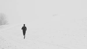 雪道を走る人の壁紙 — 昼間 壁紙