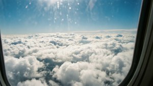 飛行機から見た、青空と眼下に広がる白い雲の空中眺望。 — 空の眺め 壁紙